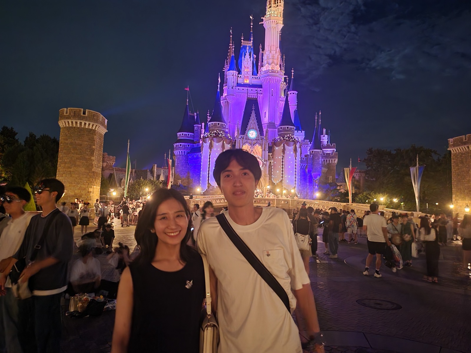 夜のお城の前で